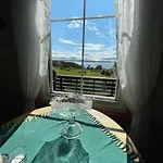 Sjarmerende Omgitt Av Vakker *