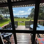 Sjarmerende Omgitt Av Vakker *